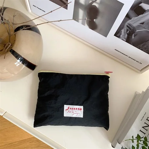 Read more about the article 후회 없는 선택! 실제 후기 포함한 최고의 화장품 파우치 추천