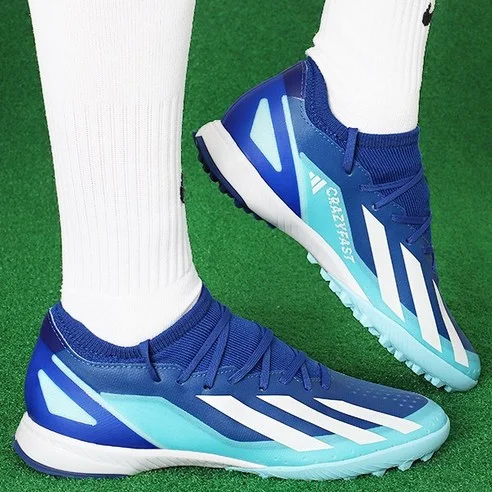 Read more about the article 축구 사랑하는 당신을 위한 최고의 아디다스 풋살화 추천! – 찐후기 포함